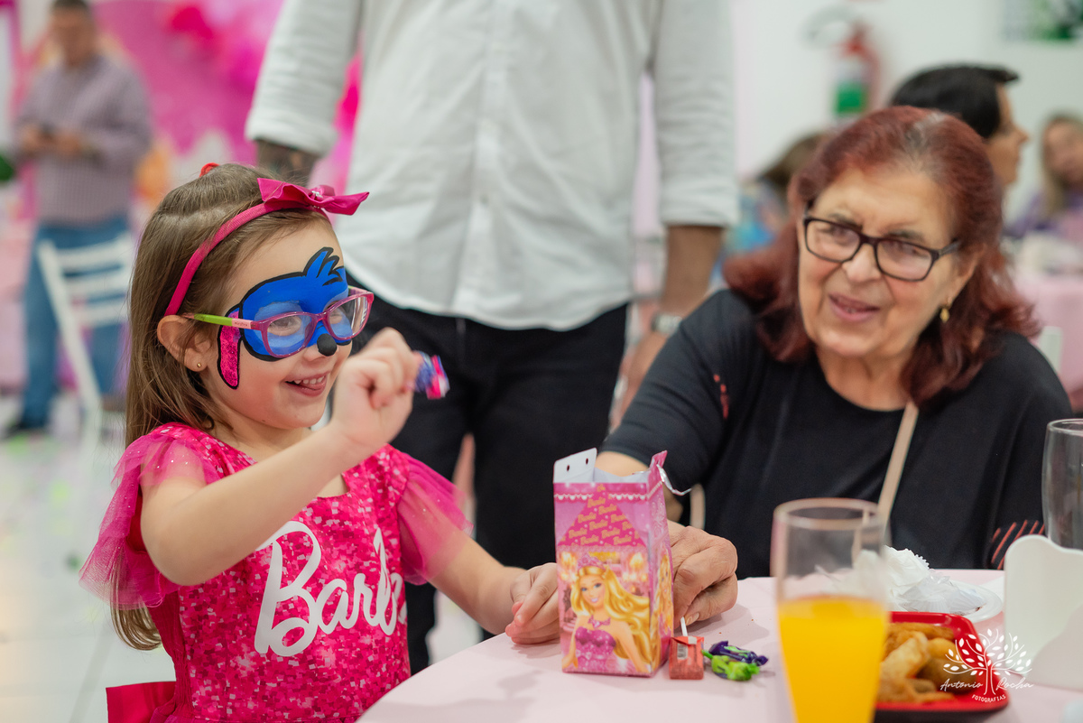 festa infantil - fotografia infantil - aniversário de 5 anos - aniversário temático - Barbie - infância mágica - fotógrafos profissionais - espontaneidade infantil - fotografia de crianças - alegria e diversão - Pelotas - Antonio Rocha Fotografias