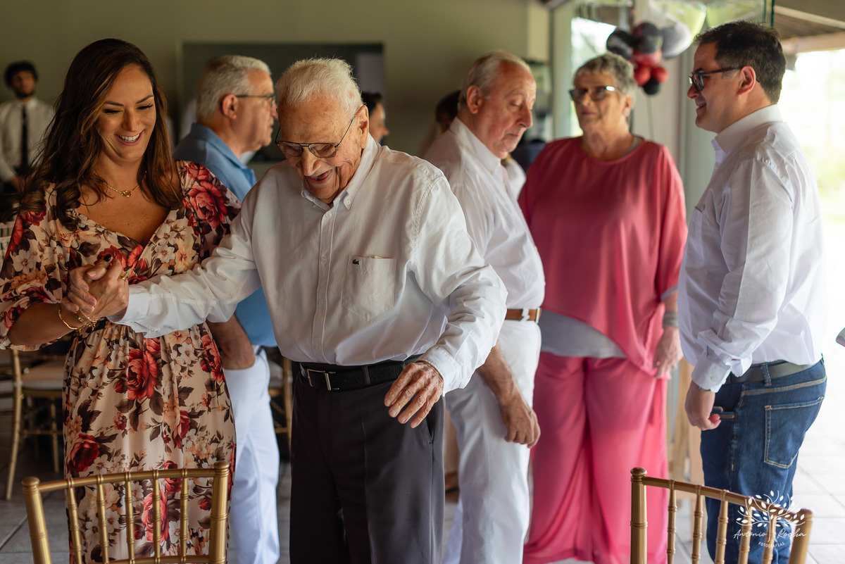 celebrar 100 anos - vida de histórias - legado - memórias inesquecíveis - família - amigos - registro fotográfico - Antonio Rocha Fotografias -celebração de vida - fotografia de eventos - gerações - emoções capturadas - inspiração- Pelotas - Dunas