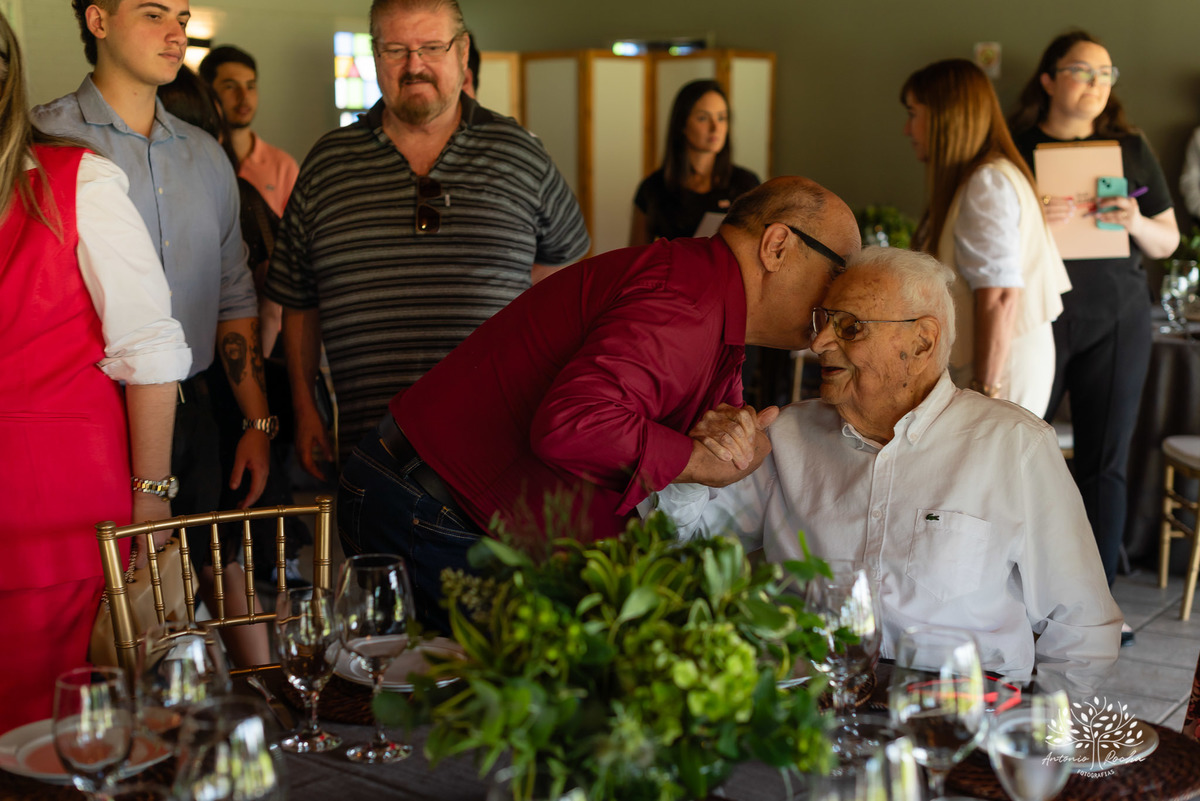 celebrar 100 anos - vida de histórias - legado - memórias inesquecíveis - família - amigos - registro fotográfico - Antonio Rocha Fotografias -celebração de vida - fotografia de eventos - gerações - emoções capturadas - inspiração- Pelotas - Dunas