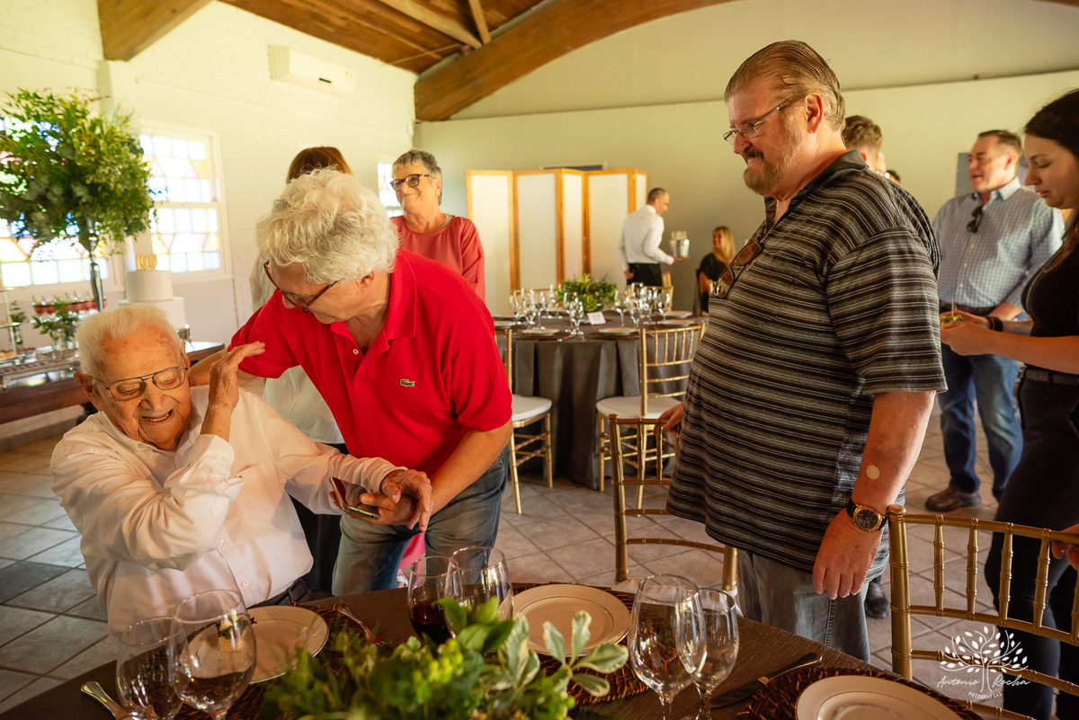 celebrar 100 anos - vida de histórias - legado - memórias inesquecíveis - família - amigos - registro fotográfico - Antonio Rocha Fotografias -celebração de vida - fotografia de eventos - gerações - emoções capturadas - inspiração- Pelotas - Dunas