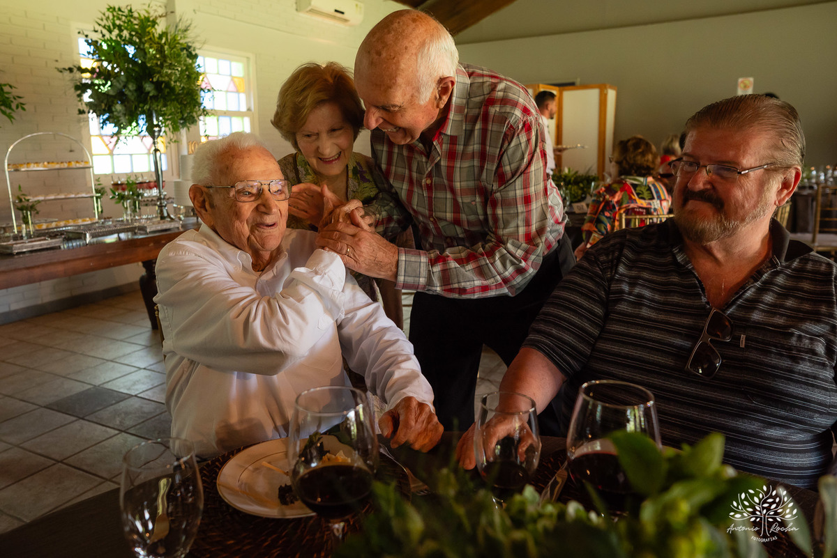 celebrar 100 anos - vida de histórias - legado - memórias inesquecíveis - família - amigos - registro fotográfico - Antonio Rocha Fotografias -celebração de vida - fotografia de eventos - gerações - emoções capturadas - inspiração- Pelotas - Dunas