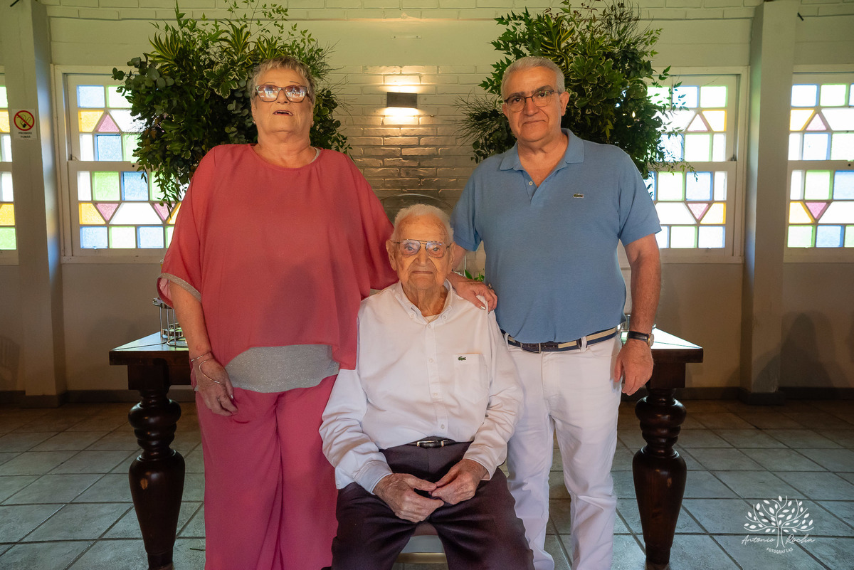 celebrar 100 anos - vida de histórias - legado - memórias inesquecíveis - família - amigos - registro fotográfico - Antonio Rocha Fotografias -celebração de vida - fotografia de eventos - gerações - emoções capturadas - inspiração- Pelotas - Dunas