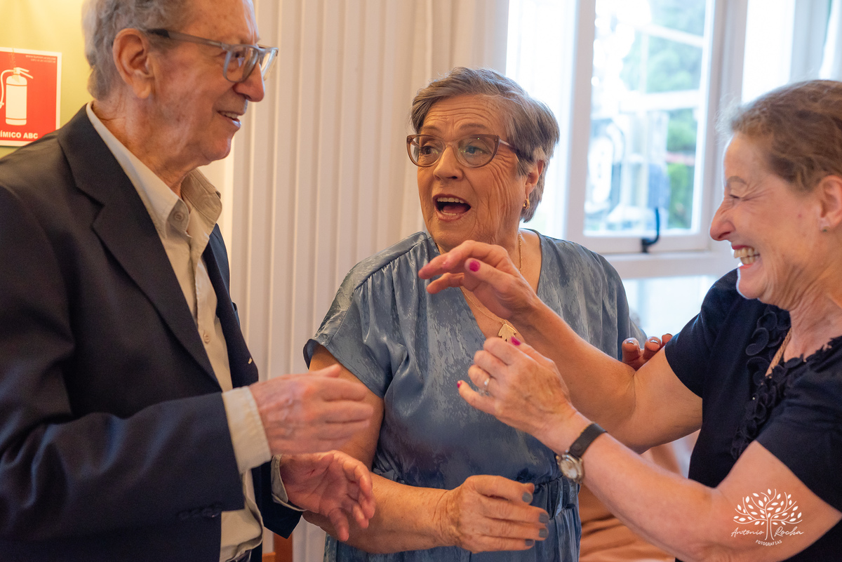 80 anos - Dona Luiza - celebração de vida - alegria - danças - risadas - amor - família - registros fotográficos - histórias - abraços carinhosos - aniversário - amigos - familiar - fotografia de eventos - Antônio Rocha Fotografias