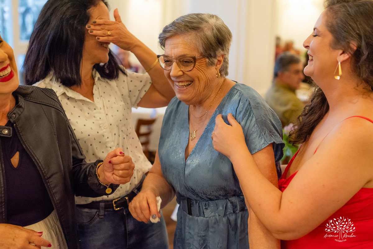 80 anos - Dona Luiza - celebração de vida - alegria - danças - risadas - amor - família - registros fotográficos - histórias - abraços carinhosos - aniversário - amigos - familiar - fotografia de eventos - Antônio Rocha Fotografias