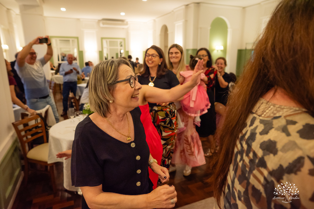 80 anos - Dona Luiza - celebração de vida - alegria - danças - risadas - amor - família - registros fotográficos - histórias - abraços carinhosos - aniversário - amigos - familiar - fotografia de eventos - Antônio Rocha Fotografias