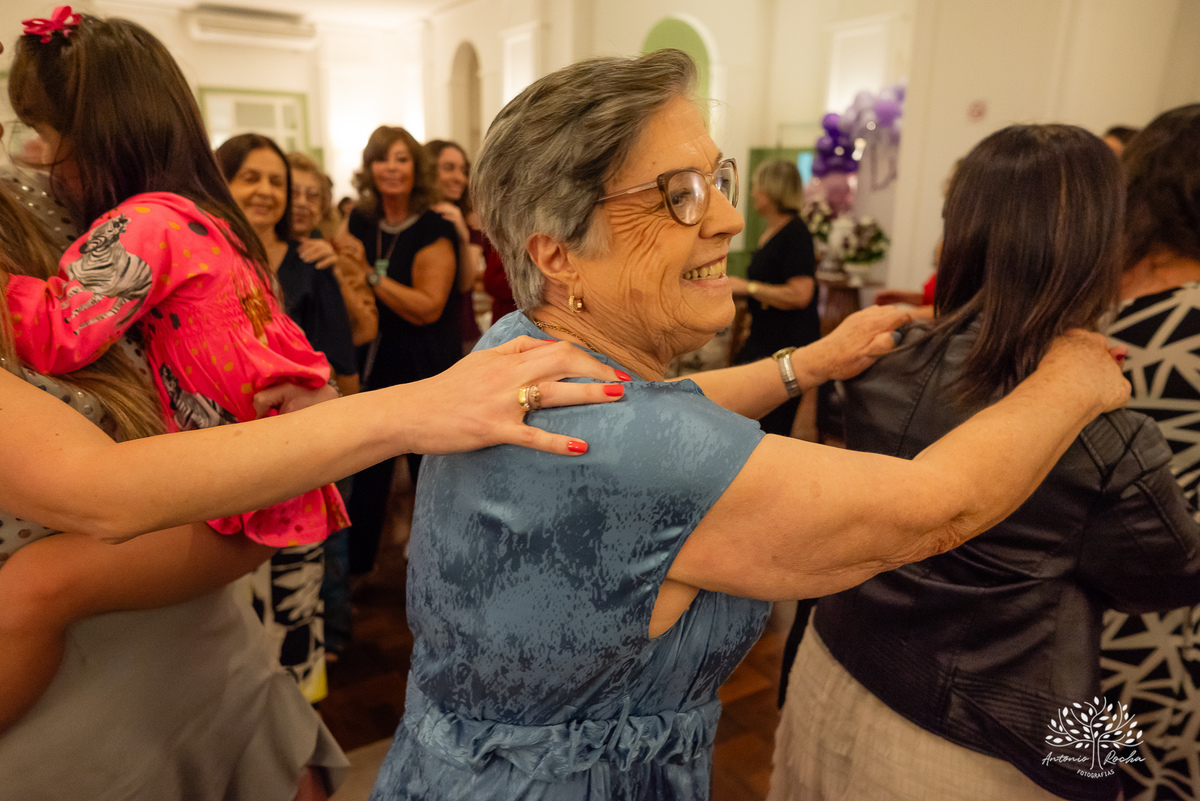 80 anos - Dona Luiza - celebração de vida - alegria - danças - risadas - amor - família - registros fotográficos - histórias - abraços carinhosos - aniversário - amigos - familiar - fotografia de eventos - Antônio Rocha Fotografias