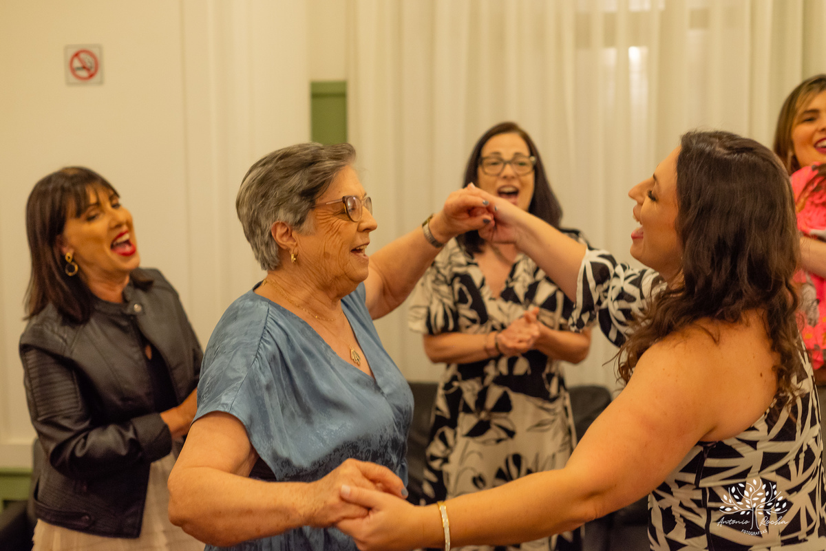 80 anos - Dona Luiza - celebração de vida - alegria - danças - risadas - amor - família - registros fotográficos - histórias - abraços carinhosos - aniversário - amigos - familiar - fotografia de eventos - Antônio Rocha Fotografias