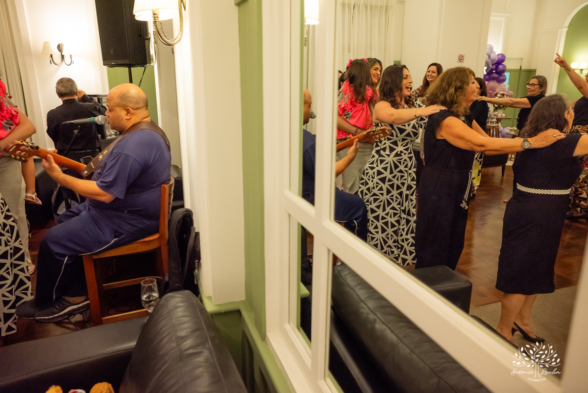 80 anos - Dona Luiza - celebração de vida - alegria - danças - risadas - amor - família - registros fotográficos - histórias - abraços carinhosos - aniversário - amigos - familiar - fotografia de eventos - Antônio Rocha Fotografias