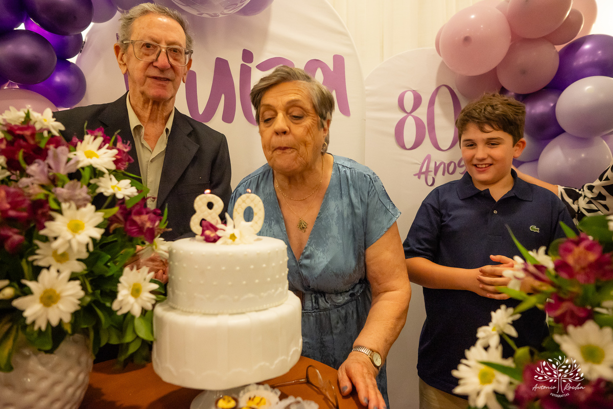 80 anos - Dona Luiza - celebração de vida - alegria - danças - risadas - amor - família - registros fotográficos - histórias - abraços carinhosos - aniversário - amigos - familiar - fotografia de eventos - Antônio Rocha Fotografias