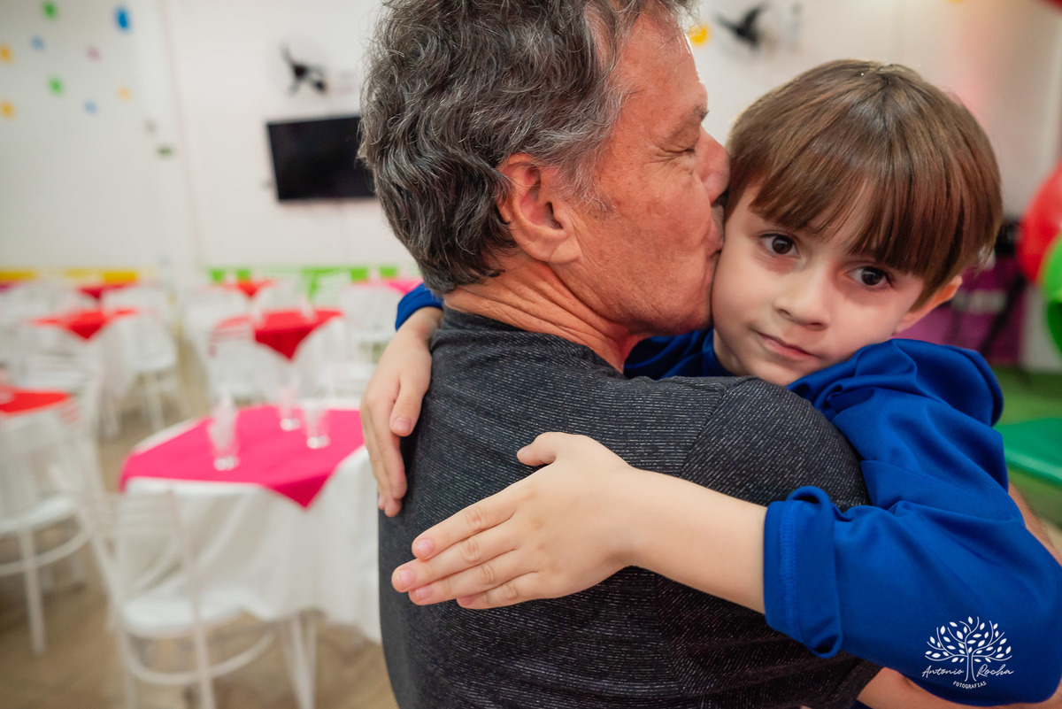 amor de irmão - laços fraternais - infância mágica - memórias em família - fotografia infantil - aniversário infantil - celebração familiar - fotografia profissional - pureza das crianças - lúdico - Rocha Fotografias - infância registrada - Pelotas
