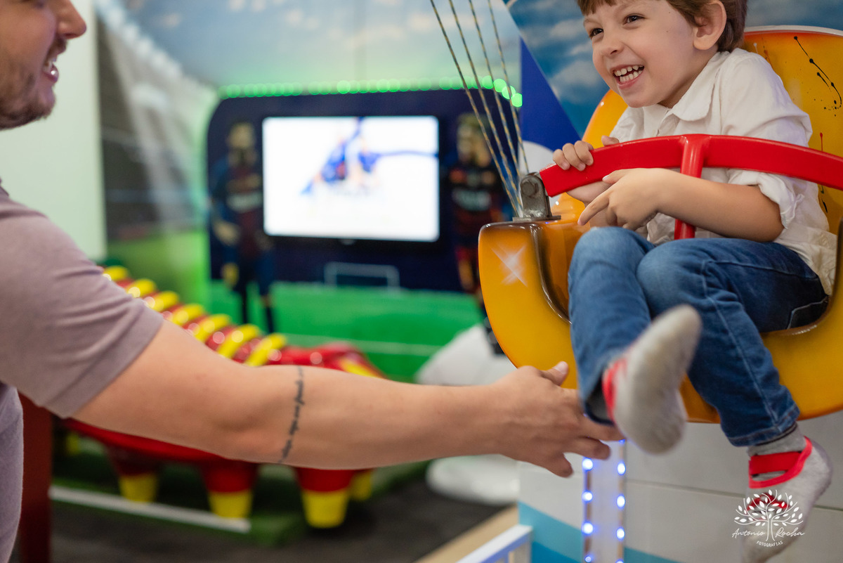amor de irmão - laços fraternais - infância mágica - memórias em família - fotografia infantil - aniversário infantil - celebração familiar - fotografia profissional - pureza das crianças - lúdico - Rocha Fotografias - infância registrada - Pelotas