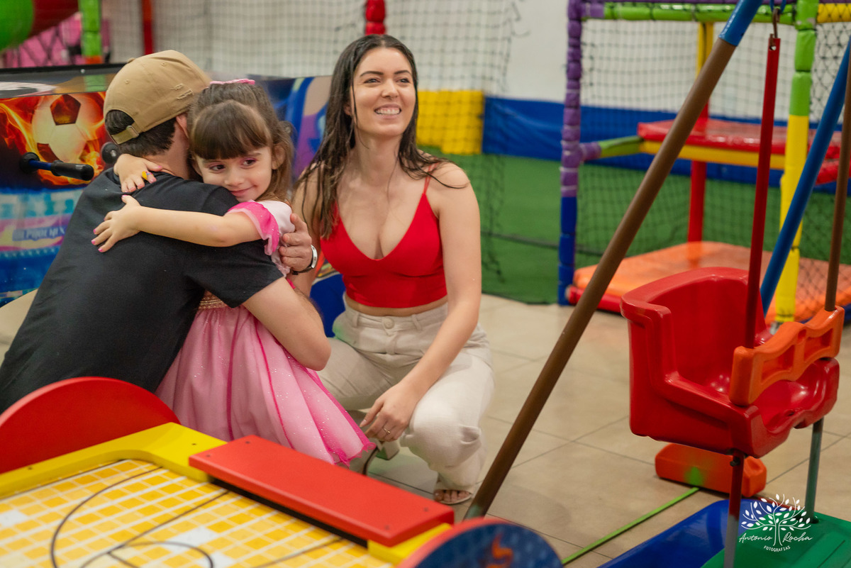 amor de irmão - laços fraternais - infância mágica - memórias em família - fotografia infantil - aniversário infantil - celebração familiar - fotografia profissional - pureza das crianças - lúdico - Rocha Fotografias - infância registrada - Pelotas