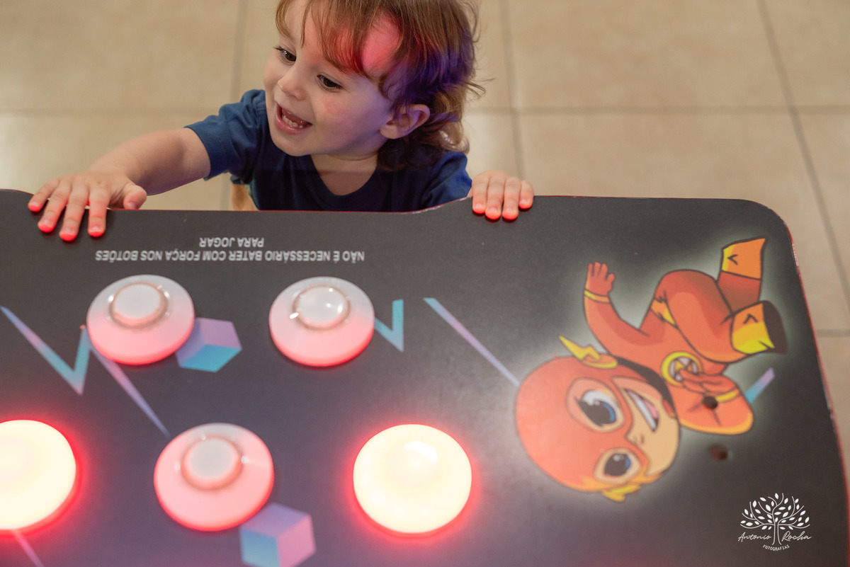 amor de irmão - laços fraternais - infância mágica - memórias em família - fotografia infantil - aniversário infantil - celebração familiar - fotografia profissional - pureza das crianças - lúdico - Rocha Fotografias - infância registrada - Pelotas