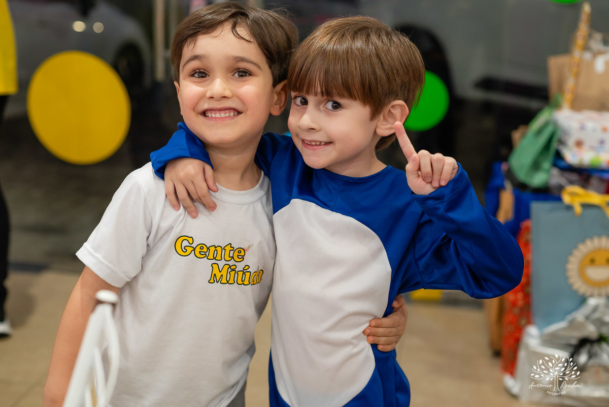 amor de irmão - laços fraternais - infância mágica - memórias em família - fotografia infantil - aniversário infantil - celebração familiar - fotografia profissional - pureza das crianças - lúdico - Rocha Fotografias - infância registrada - Pelotas