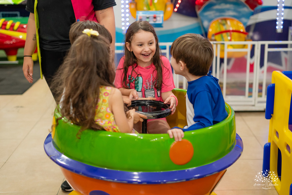amor de irmão - laços fraternais - infância mágica - memórias em família - fotografia infantil - aniversário infantil - celebração familiar - fotografia profissional - pureza das crianças - lúdico - Rocha Fotografias - infância registrada - Pelotas