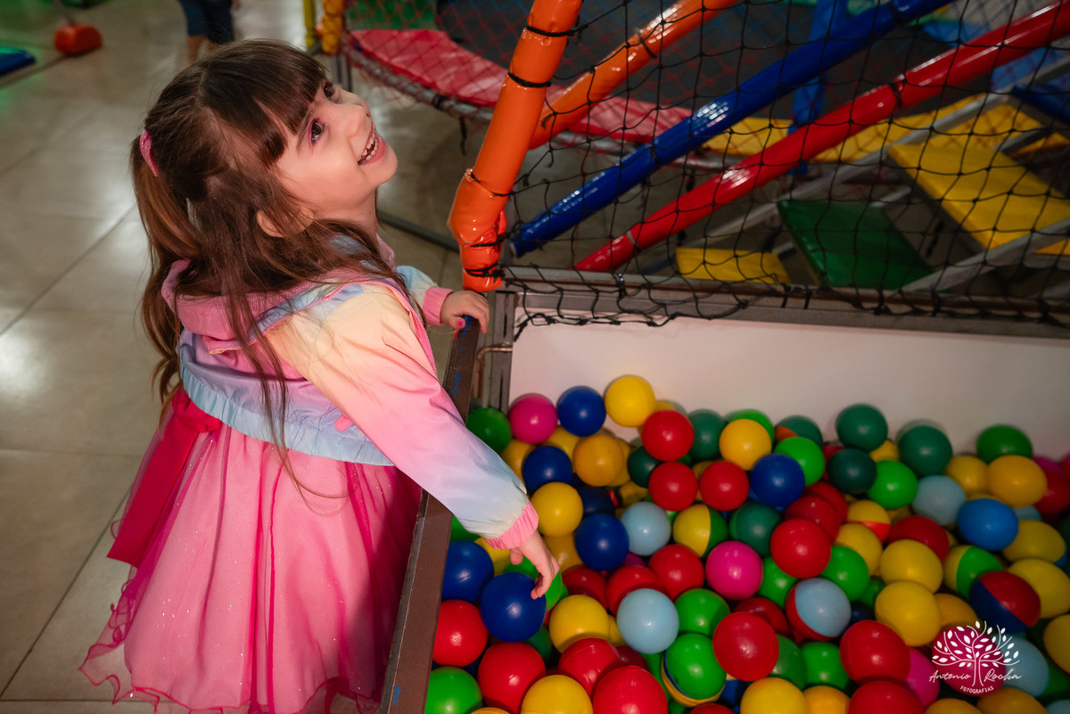 amor de irmão - laços fraternais - infância mágica - memórias em família - fotografia infantil - aniversário infantil - celebração familiar - fotografia profissional - pureza das crianças - lúdico - Rocha Fotografias - infância registrada - Pelotas