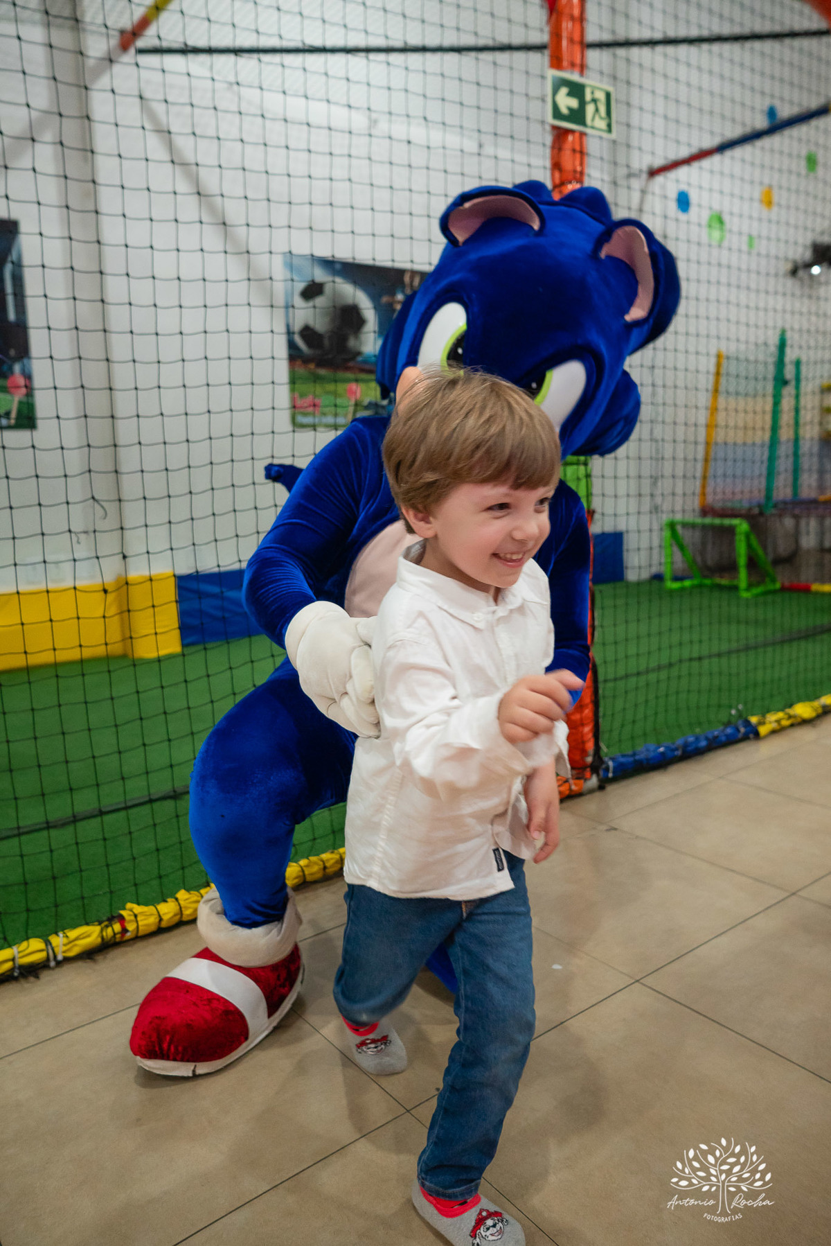 amor de irmão - laços fraternais - infância mágica - memórias em família - fotografia infantil - aniversário infantil - celebração familiar - fotografia profissional - pureza das crianças - lúdico - Rocha Fotografias - infância registrada - Pelotas