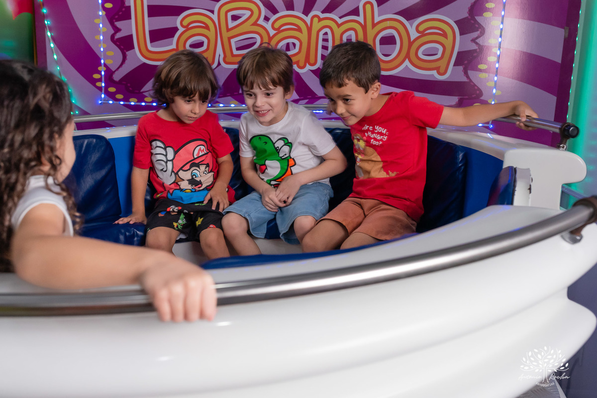 amor de irmão - laços fraternais - infância mágica - memórias em família - fotografia infantil - aniversário infantil - celebração familiar - fotografia profissional - pureza das crianças - lúdico - Rocha Fotografias - infância registrada - Pelotas