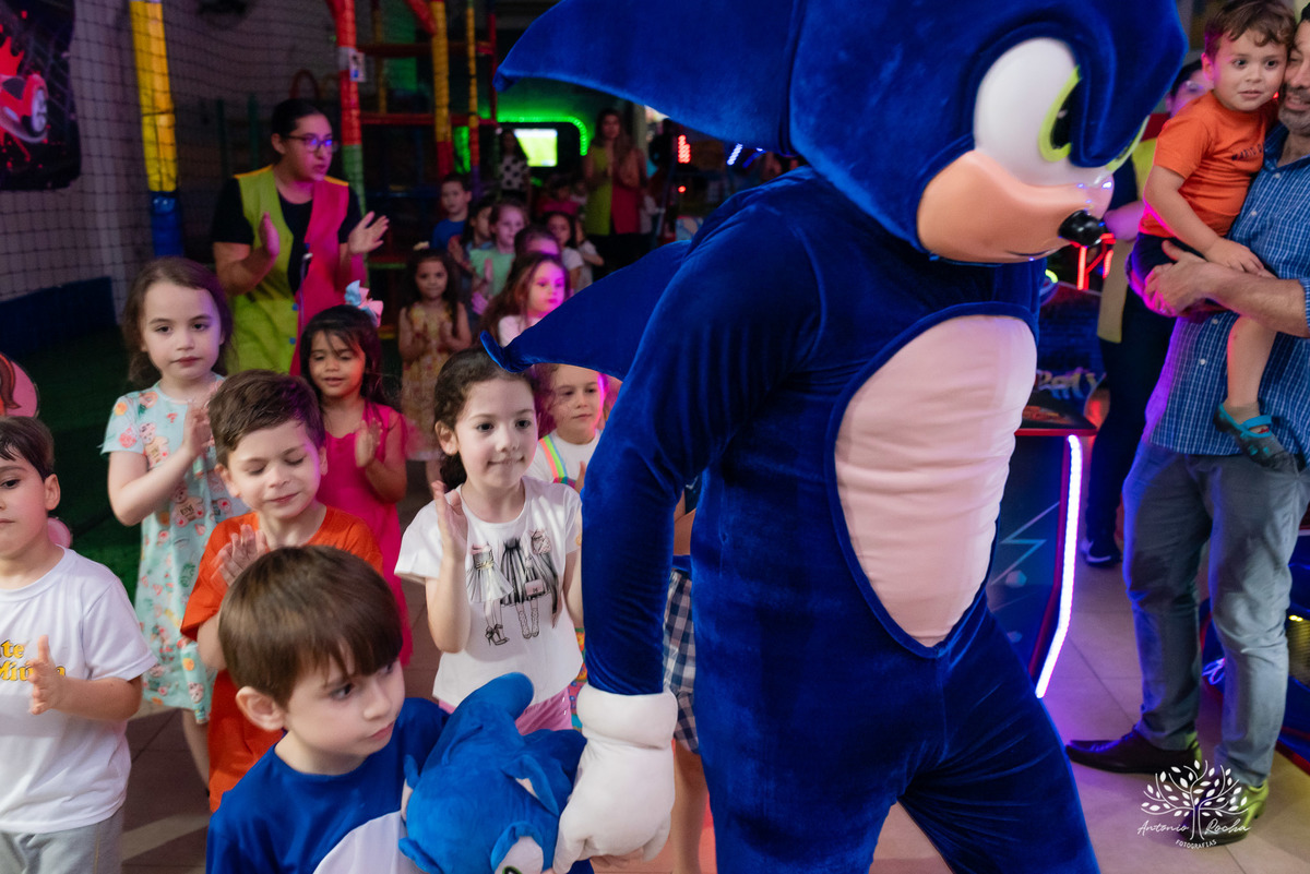 amor de irmão - laços fraternais - infância mágica - memórias em família - fotografia infantil - aniversário infantil - celebração familiar - fotografia profissional - pureza das crianças - lúdico - Rocha Fotografias - infância registrada - Pelotas