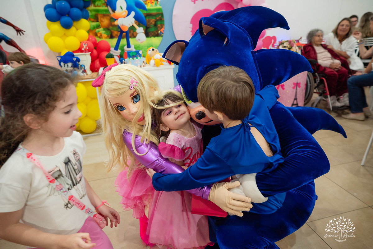 amor de irmão - laços fraternais - infância mágica - memórias em família - fotografia infantil - aniversário infantil - celebração familiar - fotografia profissional - pureza das crianças - lúdico - Rocha Fotografias - infância registrada - Pelotas