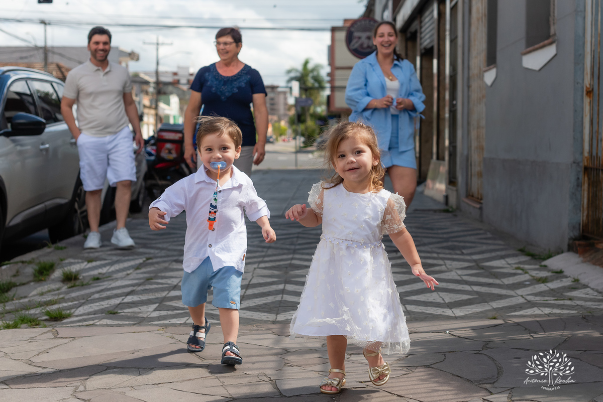 fotografia infantil - fotografia de aniversário - fotógrafo profissional - registro de momentos - celebração em família - gêmeos Maria e Luiz - festas infantis - memórias afetivas - amor em família - Pelotas - fotografia criativa - fotógrafo Antonio Rocha