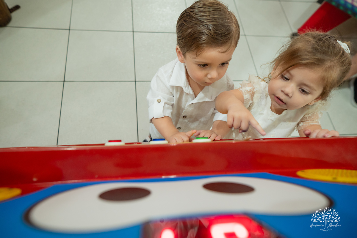 fotografia infantil - fotografia de aniversário - fotógrafo profissional - registro de momentos - celebração em família - gêmeos Maria e Luiz - festas infantis - memórias afetivas - amor em família - Pelotas - fotografia criativa - fotógrafo Antonio Rocha