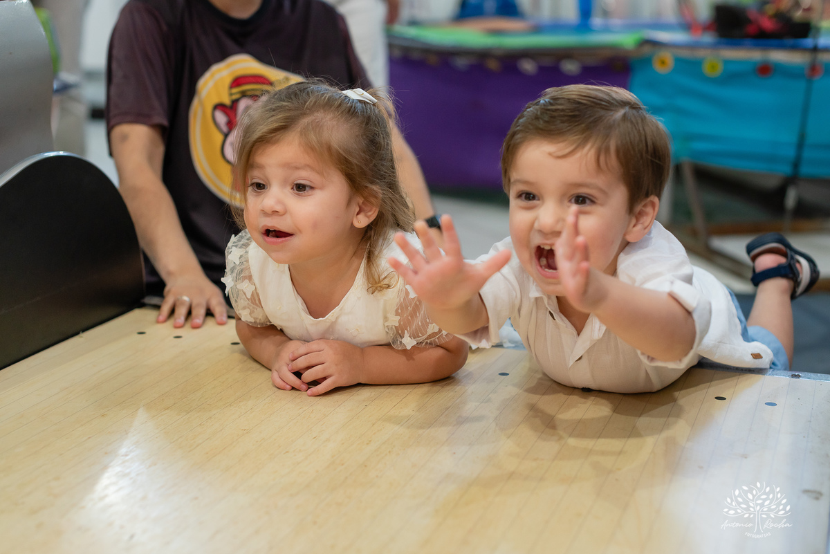 fotografia infantil - fotografia de aniversário - fotógrafo profissional - registro de momentos - celebração em família - gêmeos Maria e Luiz - festas infantis - memórias afetivas - amor em família - Pelotas - fotografia criativa - fotógrafo Antonio Rocha