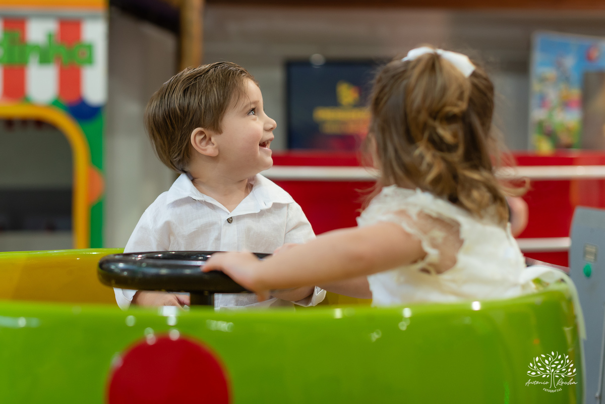 fotografia infantil - fotografia de aniversário - fotógrafo profissional - registro de momentos - celebração em família - gêmeos Maria e Luiz - festas infantis - memórias afetivas - amor em família - Pelotas - fotografia criativa - fotógrafo Antonio Rocha