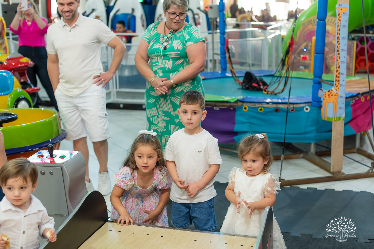 fotografia infantil - fotografia de aniversário - fotógrafo profissional - registro de momentos - celebração em família - gêmeos Maria e Luiz - festas infantis - memórias afetivas - amor em família - Pelotas - fotografia criativa - fotógrafo Antonio Rocha