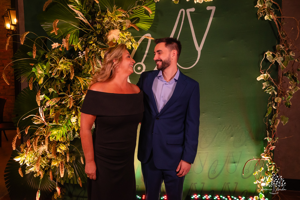 Formatura - Medicina - João Vitor - Conquista - Família - Celebração - Brinde - Aniversário - Laços - Mosa - Vini e banda - Pista de dança - Conquistas - Registro fotográfico - Colação de grau - Estudo - Pelotas - Fotografia - Antonio Rocha Fotografias