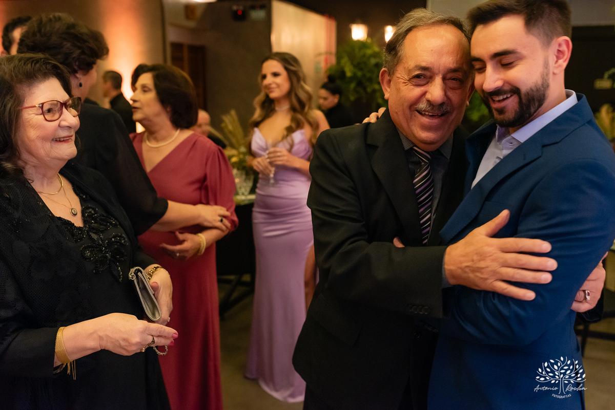 Formatura - Medicina - João Vitor - Conquista - Família - Celebração - Brinde - Aniversário - Laços - Mosa - Vini e banda - Pista de dança - Conquistas - Registro fotográfico - Colação de grau - Estudo - Pelotas - Fotografia - Antonio Rocha Fotografias