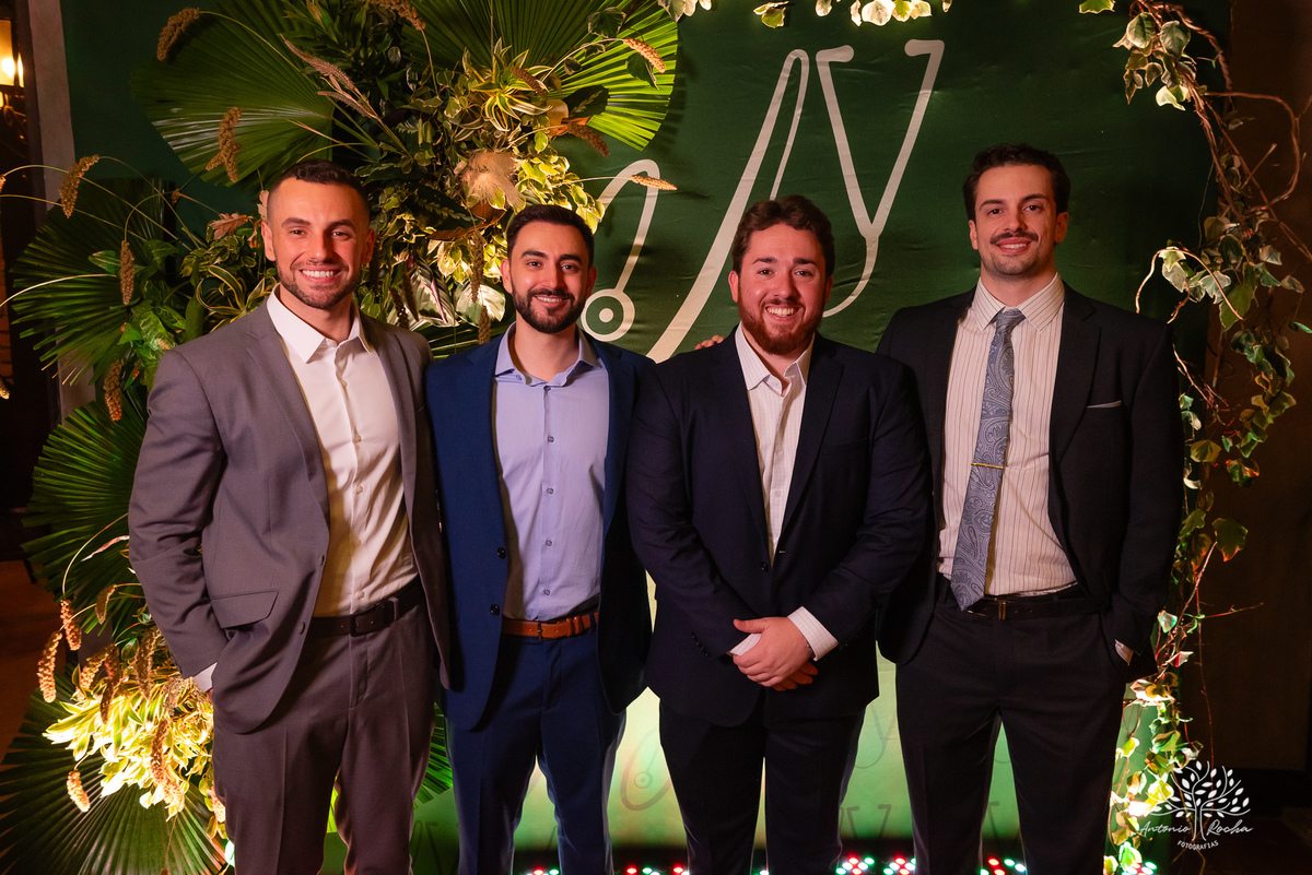 Formatura - Medicina - João Vitor - Conquista - Família - Celebração - Brinde - Aniversário - Laços - Mosa - Vini e banda - Pista de dança - Conquistas - Registro fotográfico - Colação de grau - Estudo - Pelotas - Fotografia - Antonio Rocha Fotografias