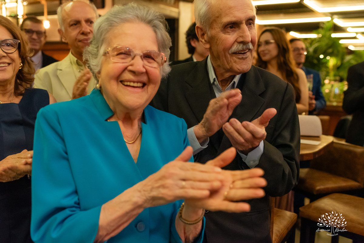 Formatura - Medicina - João Vitor - Conquista - Família - Celebração - Brinde - Aniversário - Laços - Mosa - Vini e banda - Pista de dança - Conquistas - Registro fotográfico - Colação de grau - Estudo - Pelotas - Fotografia - Antonio Rocha Fotografias