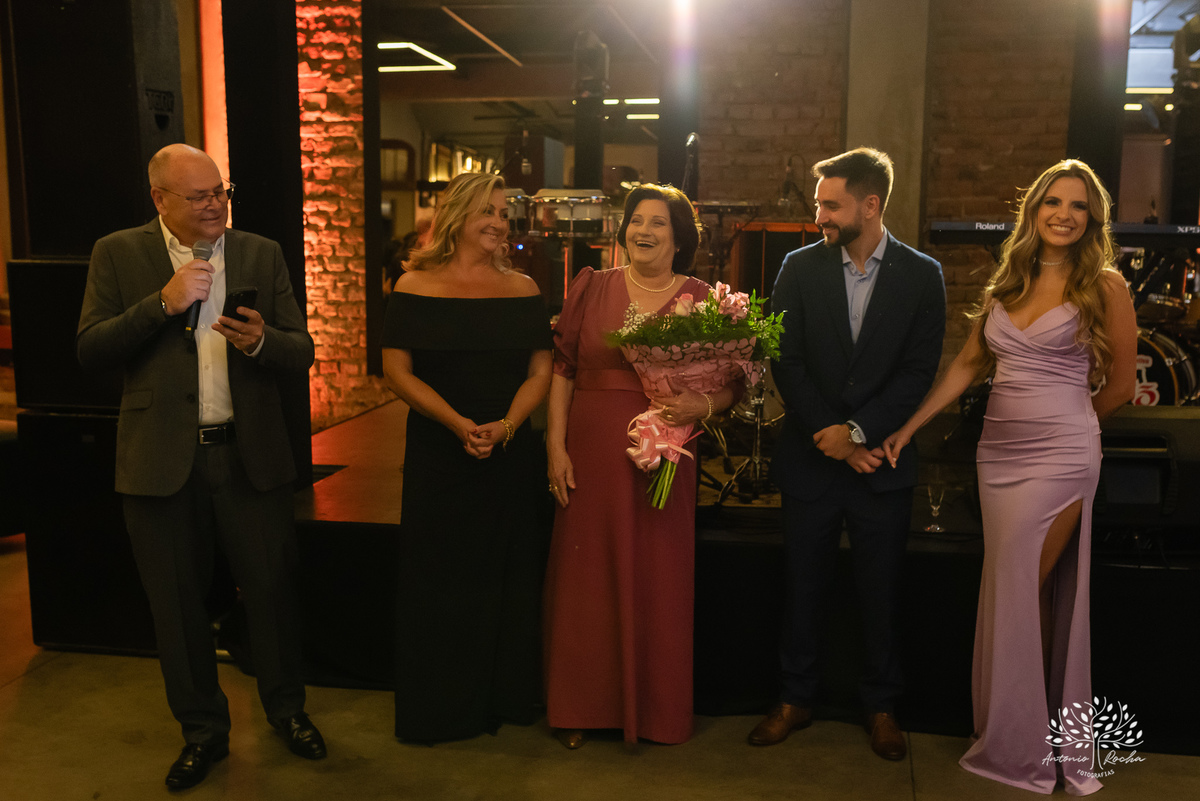 Formatura - Medicina - João Vitor - Conquista - Família - Celebração - Brinde - Aniversário - Laços - Mosa - Vini e banda - Pista de dança - Conquistas - Registro fotográfico - Colação de grau - Estudo - Pelotas - Fotografia - Antonio Rocha Fotografias