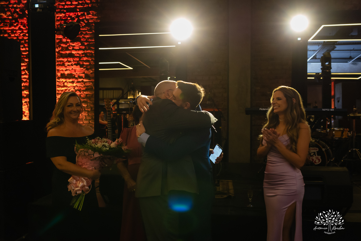 Formatura - Medicina - João Vitor - Conquista - Família - Celebração - Brinde - Aniversário - Laços - Mosa - Vini e banda - Pista de dança - Conquistas - Registro fotográfico - Colação de grau - Estudo - Pelotas - Fotografia - Antonio Rocha Fotografias