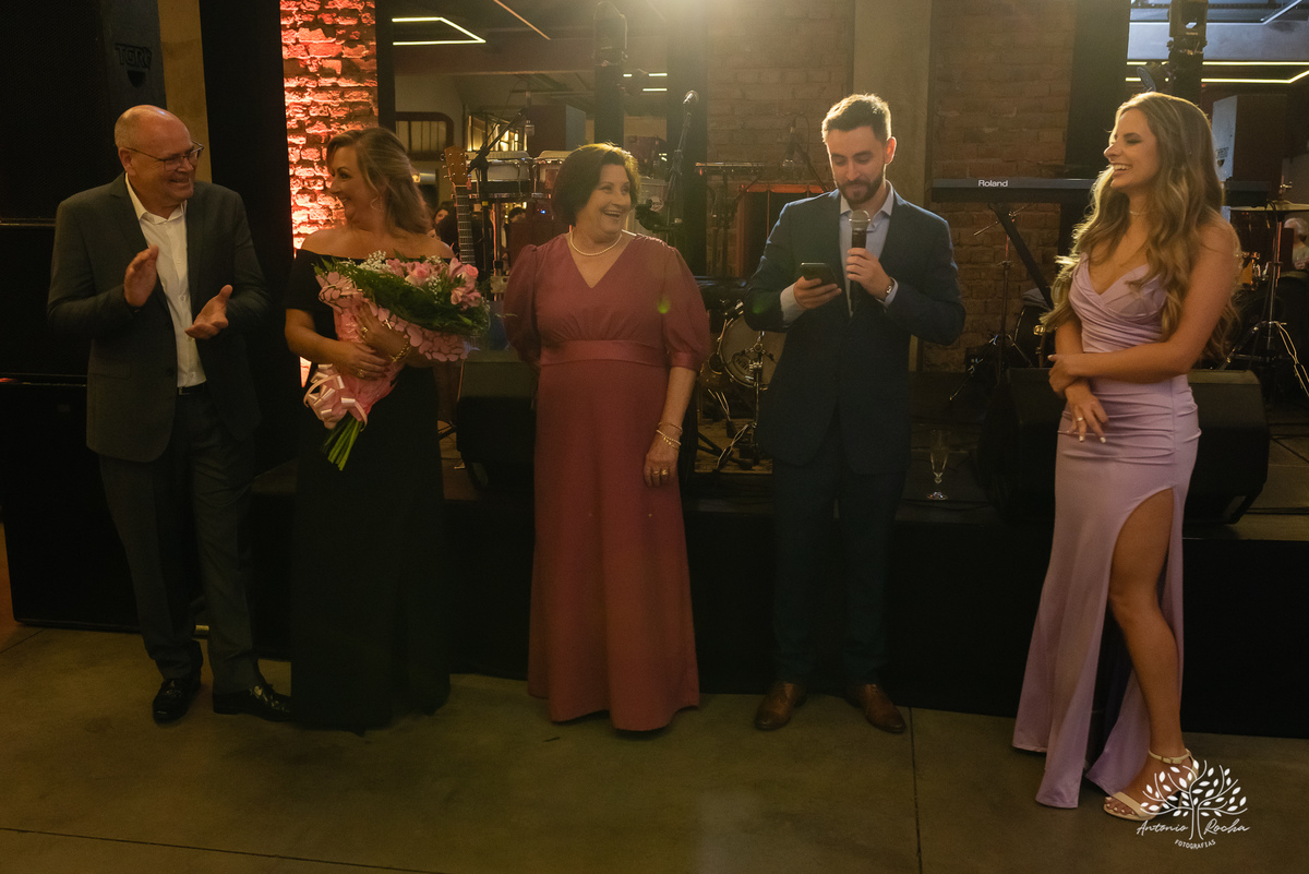 Formatura - Medicina - João Vitor - Conquista - Família - Celebração - Brinde - Aniversário - Laços - Mosa - Vini e banda - Pista de dança - Conquistas - Registro fotográfico - Colação de grau - Estudo - Pelotas - Fotografia - Antonio Rocha Fotografias