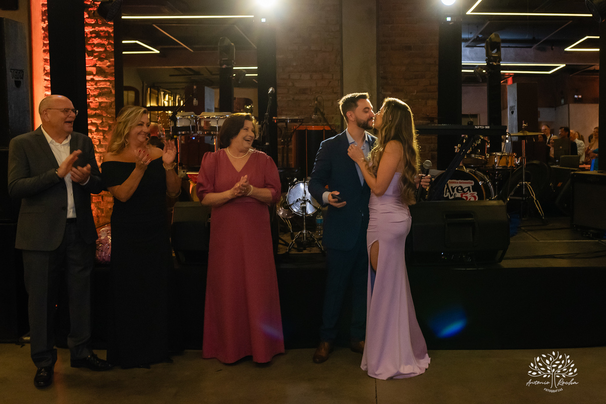 Formatura - Medicina - João Vitor - Conquista - Família - Celebração - Brinde - Aniversário - Laços - Mosa - Vini e banda - Pista de dança - Conquistas - Registro fotográfico - Colação de grau - Estudo - Pelotas - Fotografia - Antonio Rocha Fotografias