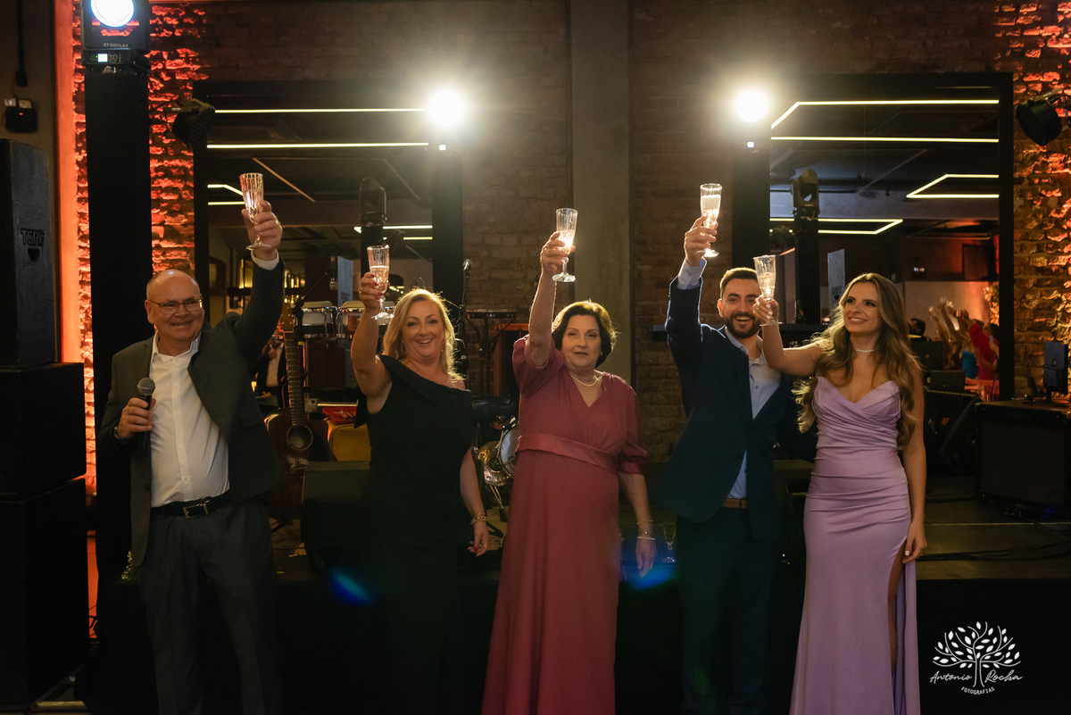 Formatura - Medicina - João Vitor - Conquista - Família - Celebração - Brinde - Aniversário - Laços - Mosa - Vini e banda - Pista de dança - Conquistas - Registro fotográfico - Colação de grau - Estudo - Pelotas - Fotografia - Antonio Rocha Fotografias