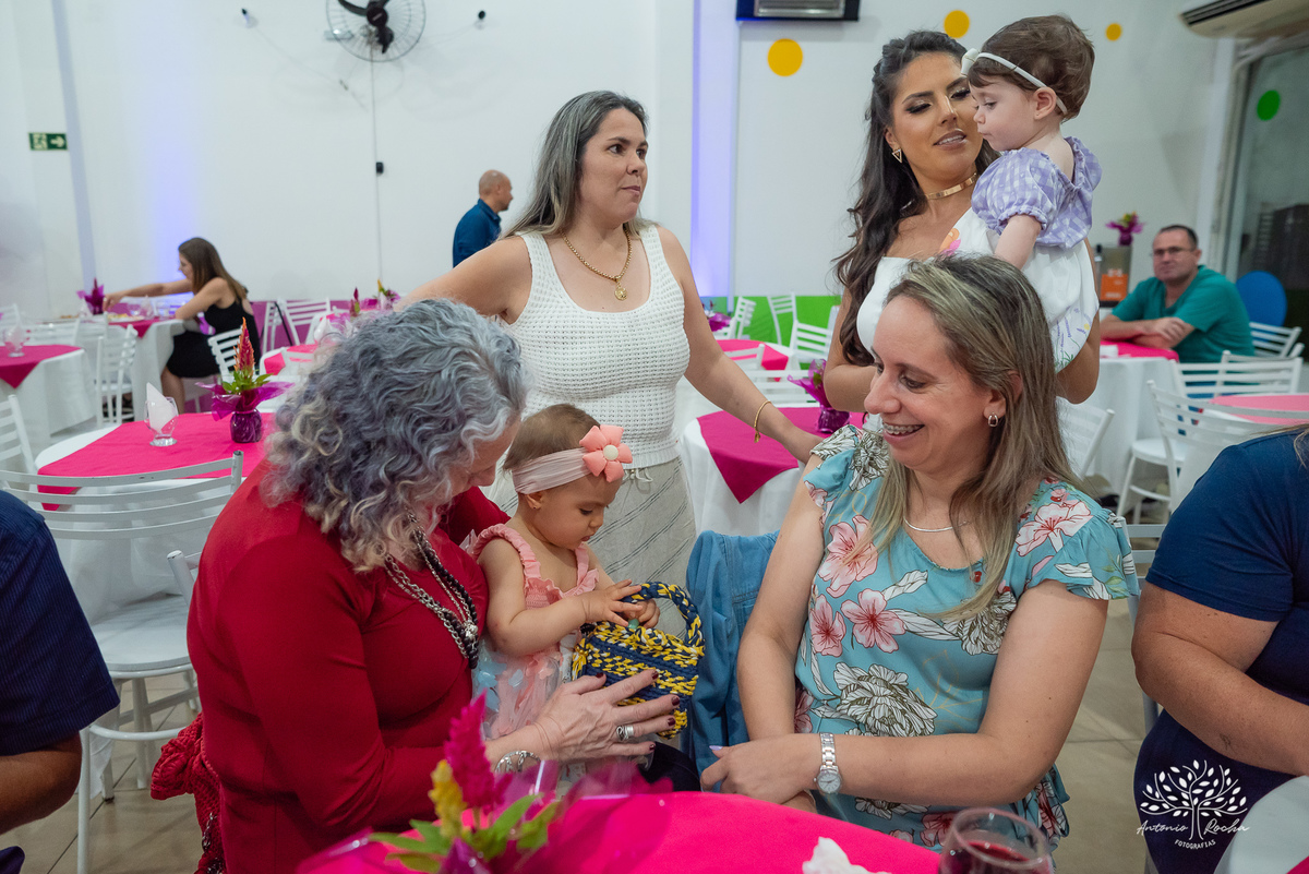 primeiro aninho - festa infantil - fotografia infantil - registro fotográfico - celebração em família - sorrisos contagiantes - Antonio Rocha Fotografias - fotografia de aniversário - Serena - infância feliz - fotografia profissional - Pelotas