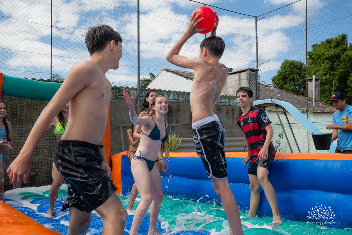 celebração - aniversário - Martina - 13 anos - festa na piscina - amigos - família - handebol de sabão - memórias - registros fotográficos - pais Juliana Kaise e Fabiano Cimo - comemoração - alegria - amor - Antonio Rocha Fotografias - Renata Dalbann