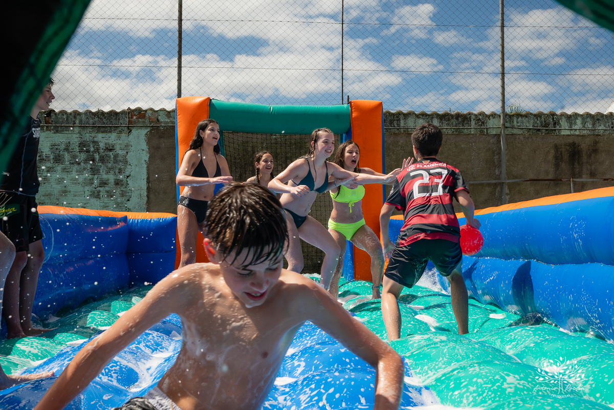 celebração - aniversário - Martina - 13 anos - festa na piscina - amigos - família - handebol de sabão - memórias - registros fotográficos - pais Juliana Kaise e Fabiano Cimo - comemoração - alegria - amor - Antonio Rocha Fotografias - Renata Dalbann
