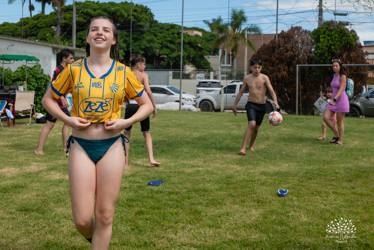 celebração - aniversário - Martina - 13 anos - festa na piscina - amigos - família - handebol de sabão - memórias - registros fotográficos - pais Juliana Kaise e Fabiano Cimo - comemoração - alegria - amor - Antonio Rocha Fotografias - Renata Dalbann