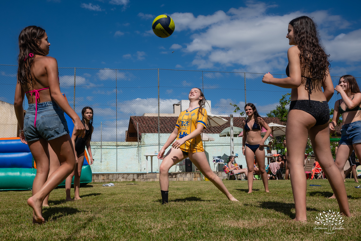 celebração - aniversário - Martina - 13 anos - festa na piscina - amigos - família - handebol de sabão - memórias - registros fotográficos - pais Juliana Kaise e Fabiano Cimo - comemoração - alegria - amor - Antonio Rocha Fotografias - Renata Dalbann
