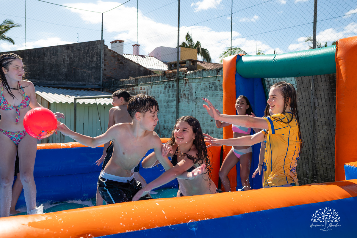 celebração - aniversário - Martina - 13 anos - festa na piscina - amigos - família - handebol de sabão - memórias - registros fotográficos - pais Juliana Kaise e Fabiano Cimo - comemoração - alegria - amor - Antonio Rocha Fotografias - Renata Dalbann