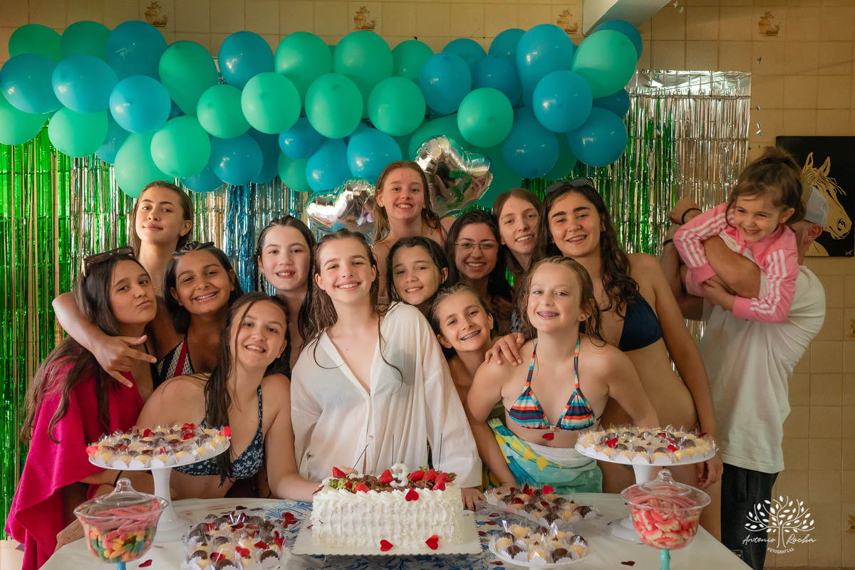 celebração - aniversário - Martina - 13 anos - festa na piscina - amigos - família - handebol de sabão - memórias - registros fotográficos - pais Juliana Kaise e Fabiano Cimo - comemoração - alegria - amor - Antonio Rocha Fotografias - Renata Dalbann