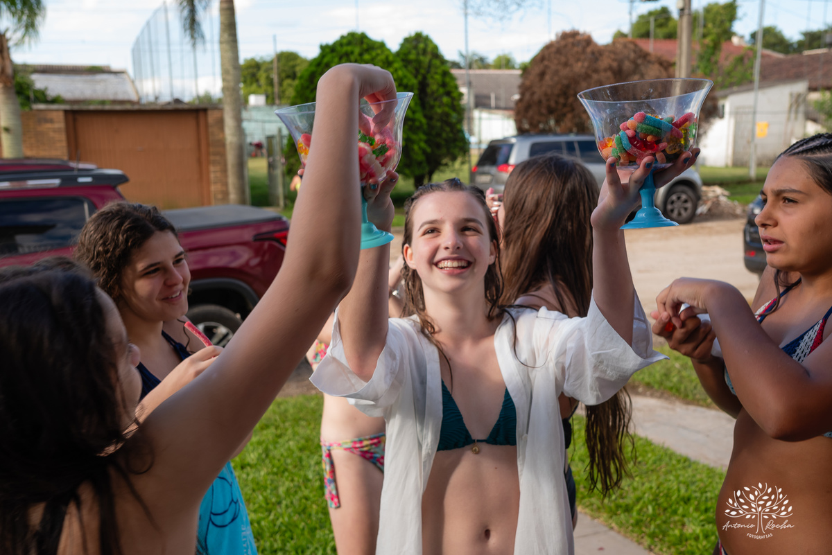 celebração - aniversário - Martina - 13 anos - festa na piscina - amigos - família - handebol de sabão - memórias - registros fotográficos - pais Juliana Kaise e Fabiano Cimo - comemoração - alegria - amor - Antonio Rocha Fotografias - Renata Dalbann