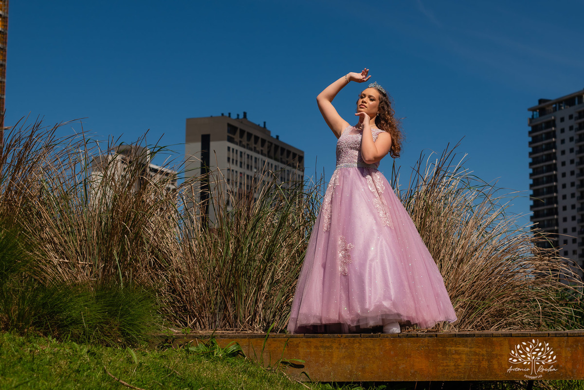 ensaio de 15 anos - fotografia de debutantes - retratos femininos - momentos únicos - Parque Una - fotografia ao ar livre - fotógrafo Antonio Rocha - confiança e carinho - fotografia profissional - celebração dos 15 anos - Pelotas