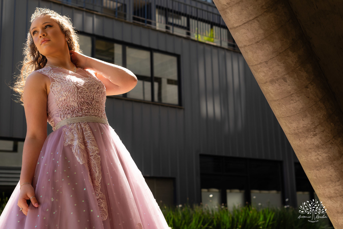 ensaio de 15 anos - fotografia de debutantes - retratos femininos - momentos únicos - Parque Una - fotografia ao ar livre - fotógrafo Antonio Rocha - confiança e carinho - fotografia profissional - celebração dos 15 anos - Pelotas