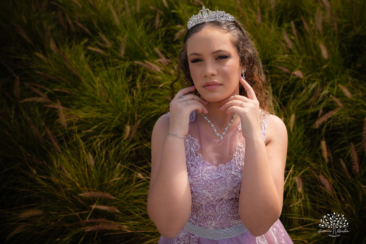 ensaio de 15 anos - fotografia de debutantes - retratos femininos - momentos únicos - Parque Una - fotografia ao ar livre - fotógrafo Antonio Rocha - confiança e carinho - fotografia profissional - celebração dos 15 anos - Pelotas