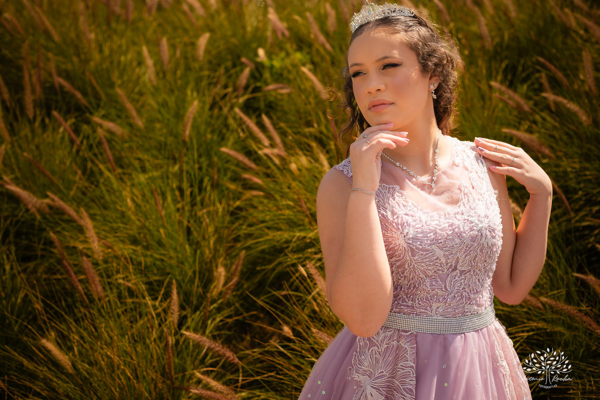 ensaio de 15 anos - fotografia de debutantes - retratos femininos - momentos únicos - Parque Una - fotografia ao ar livre - fotógrafo Antonio Rocha - confiança e carinho - fotografia profissional - celebração dos 15 anos - Pelotas